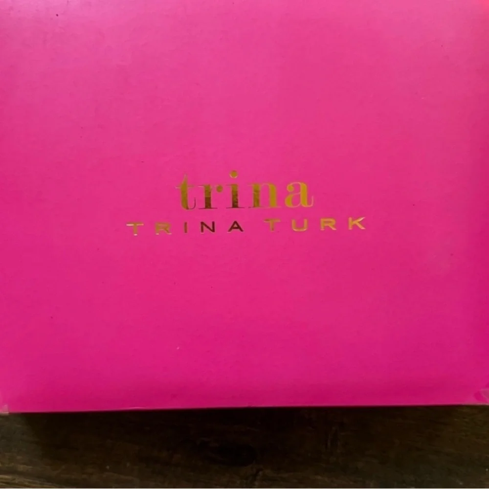 Trina Turk Gold Travel Set - Passport Holder & Star Keychain
NWT IN BOX - Picture 5 of 5